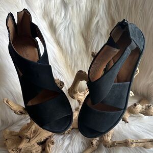 Clarks Black Crisscross suede Back-Zip Sandals/7.5M